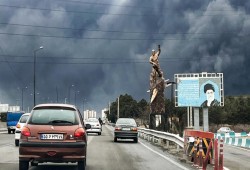 سحابات سامة في طهران بعد قصف صهيوني لمستودعات نفط