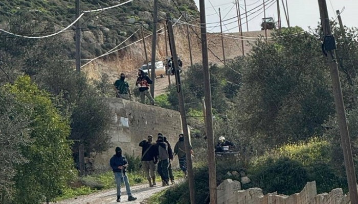 الاحتلال يحاصر قرية قرب طوباس.. وحرق منازل في الأغوار