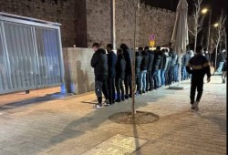 الصلاة أمام الأقصى بعد إغلاقه لليوم الـ16 والقدس ثكنة عسكرية