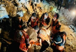 3 شهداء بانهيار مبنى متضرر في مواصي خان يونس