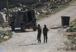 ضابط صهيوني يسرق حجراً أثرياً من طولكرم