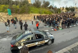 الاحتلال يمنع صلاة عيد الفطر في الأقصى ويقمع المصلين عند أبوابه