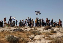 صهاينة يهاجمون مدرسة في نابلس ويزيلون العلم الفلسطيني