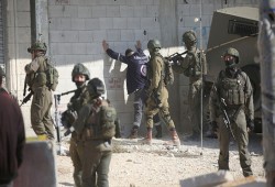 الاحتلال يشن حملة اعتقالات بالضفة وتصاعد هجمات المستوطنين