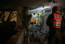 إيران تقصف تل أبيب بصواريخ انشطارية وتؤكد: لا ثقة في ترامب