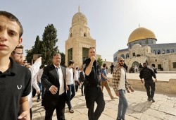 الإرهابي بن غفير يقود اقتحاما للأقصى بحماية قوات الاحتلال