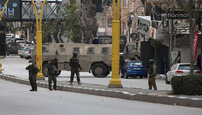 الاحتلال يشن حملة اعتقالات بالضفة وإصابة 7 فلسطينيين