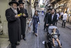 صهاينة ينصبون بوابة حديدية في البلدة القديمة بالقدس