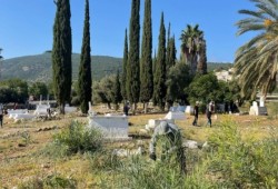 العدو الصهيوني يطمر مقبرة الشهيد عز الدين القسام