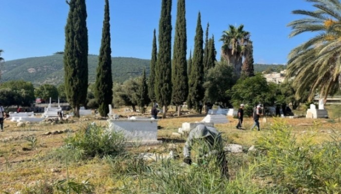 العدو الصهيوني يطمر مقبرة الشهيد عز الدين القسام