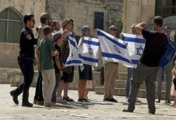 مئات الصهاينة يدنسون الأقصى تحت حماية قوات الاحتلال