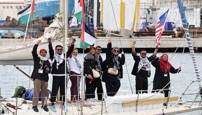 3 نشطاء في أسطول الصمود العالمي يضربون عن الطعام