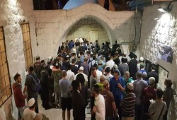 الإرهابي سموتريتش وآلاف الصهاينة يقتحمون قبر يوسف شرقي نابلس