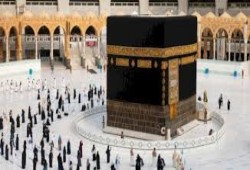 هل يجوز للمرأة أن تزاحم على الحجر الأسود؟