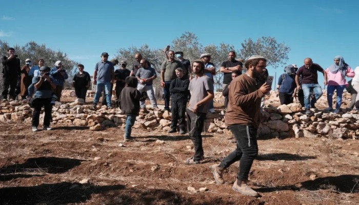 مليشيات المستوطنين تدمر صرح شهيد وتقتحم الخليل ونابلس