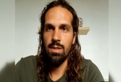 ناشط فرنسي: جنود الاحتلال يستمتعون بتعذيب الناس
