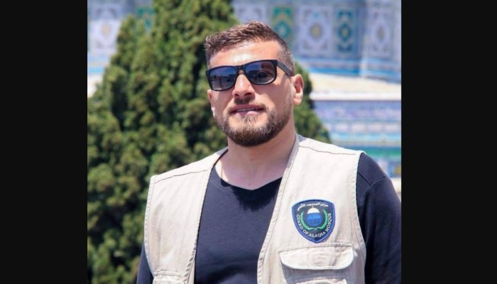 الاحتلال يعتقل حارساً بالأقصى ويمدد اعتقال شاب مقدسي