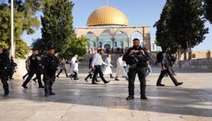 صهاينة يدنسون المسجد الأقصى بحماية شرطة الاحتلال