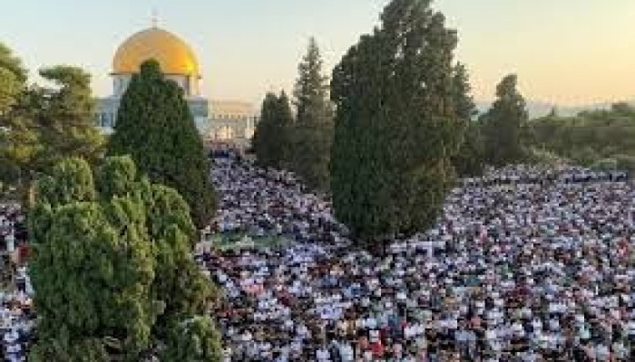 60 ألفًا يؤدون صلاة الجمعة في الأقصى برغم قيود الاحتلال