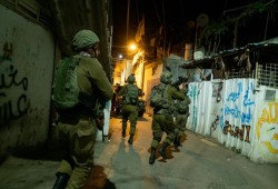 الاحتلال يشن حملة دهم واعتقالات في الضفة والقدس