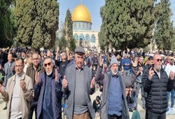 60 ألفاٍ يؤدون صلاة الجمعة في الأقصى
