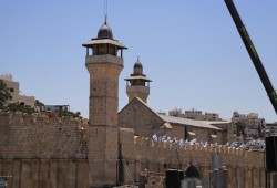 12 يوماً على منع الأذان بالحرم الإبراهيمي