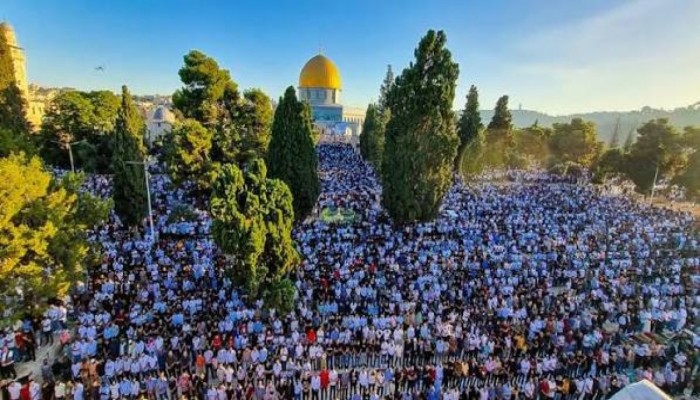 50 ألفًا يؤدون صلاة الجمعة في المسجد الأقصى