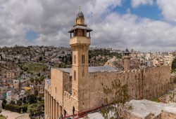 الاحتلال يواصل منع الأذان بالمسجد الإبراهيمي لليوم الـ14