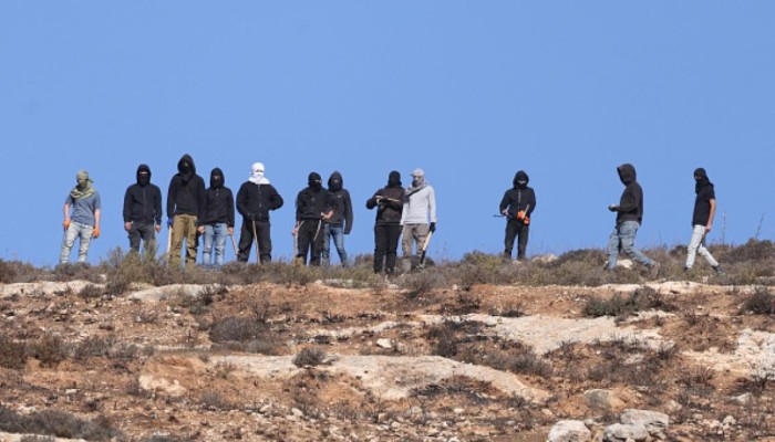 مليشيات المستوطنين تهاجم عائلة جنوب الخليل.. والاحتلال يمنع الإسعاف