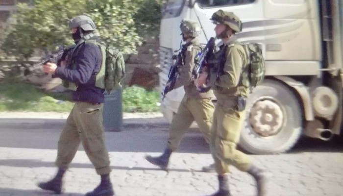 الاحتلال يشن حملة اقتحامات واعتقالات في الضفة والقدس