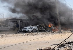 إصابات باستهداف الاحتلال مركبة وسط غزة