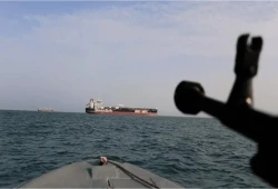 إيران تعلن انفجار ناقلة نفط بلغم بحري في هرمز