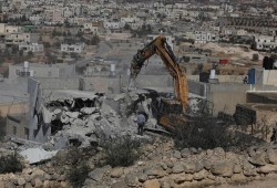 الاحتلال يهدم منزلين في الخليل وغرفة وأسوارًا بسلفيت
