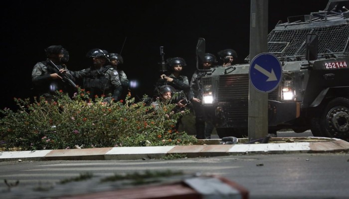 الاحتلال يعتقل 13 فلسطينيا ويدمر مدرسة بالضفة