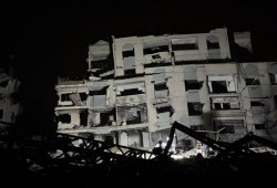 20 شهيدا و65 مفقودا في انهيار عمارة سكنية بغزة
