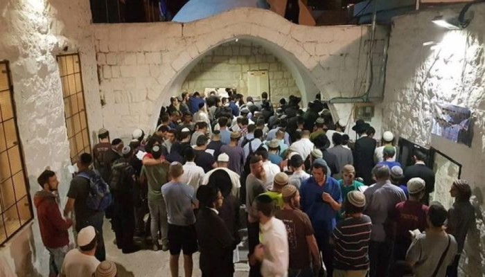 مئات الصهاينة يقتحمون مقام يوسف شرق نابلس