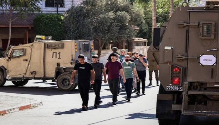 الاحتلال يشن حملة اعتقالات في الضفة.. واعتداءات لمستوطنين بالخليل