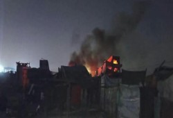 الاحتلال يحرق مخيمًا للنازحين بغزة ويشرّد 200 أسرة